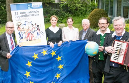 Bühne frei für die 32. Internationale Jugendfestwoche am kommenden Sonntag, 11. Juni : (von links nach rechts) Landrat Manfred Müller, Edith Rehmann-Decker (stellvertretende Leiterin des Kreisjugendamtes Paderborn), Anna Brathun (Kreisjugendamt Paderborn), Friedhelm Kaup (Vorsitzender des Jugendhilfeausschusses), Dietmar Kellerhoff und Markus Smolin (beide im musischen Leitungsteam) stellten das Programm im Paderborner Kreishaus vor (Foto: Amt für Presse- und Öffentlichkeitsarbeit, Kreis Paderborn, Anna-Sophie Schindler) Foto der Organisatoren